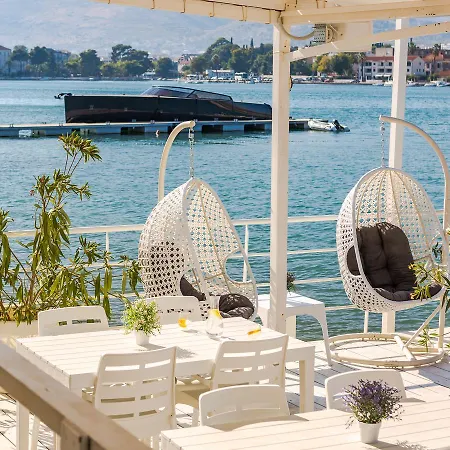 Brown House & Hotel 4*