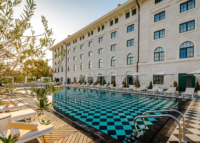 Hotel Brown House & Trogir