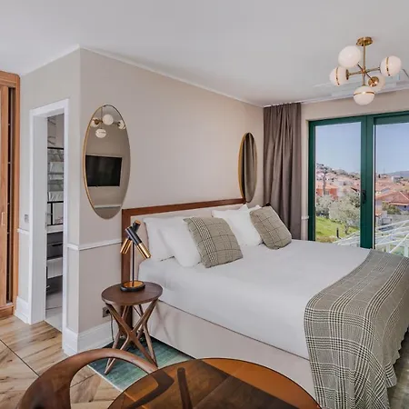 Brown House & 4*