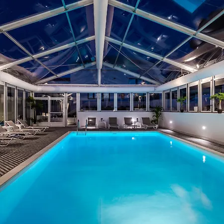 Brown House & 4*