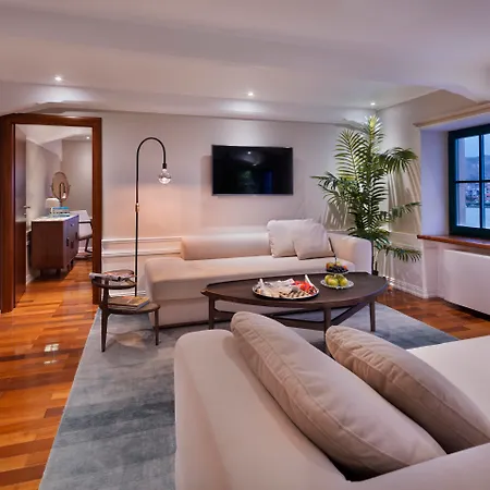 Brown House & 4*