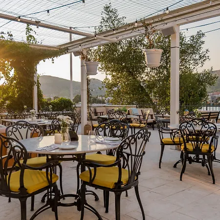 Hotel Brown House &