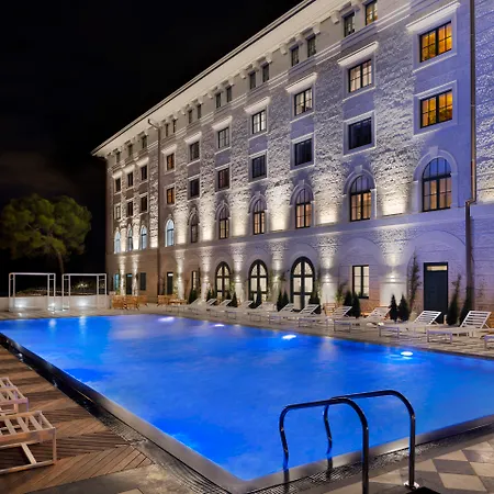 Brown House & Hotel