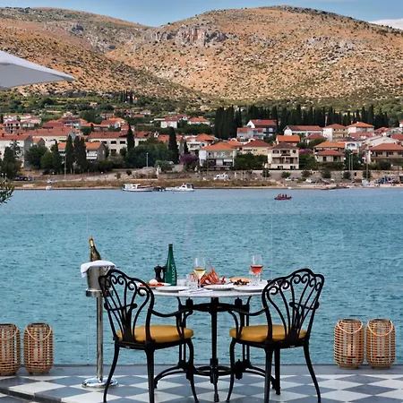 Brown House & 4* Trogir