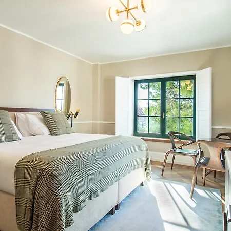 Brown House & 4*
