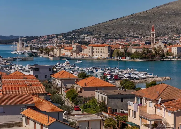 Brown House & Τρογκίρ