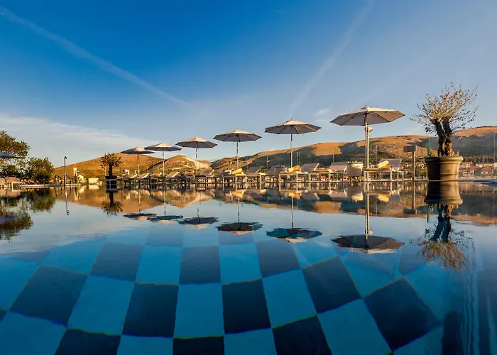 Brown House & 4* Τρογκίρ