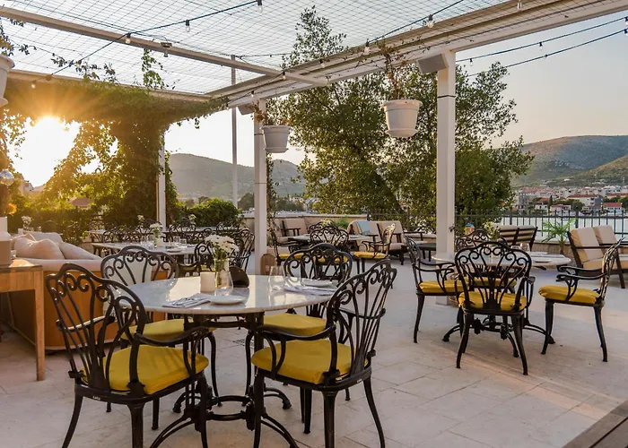 Hotel Brown House &