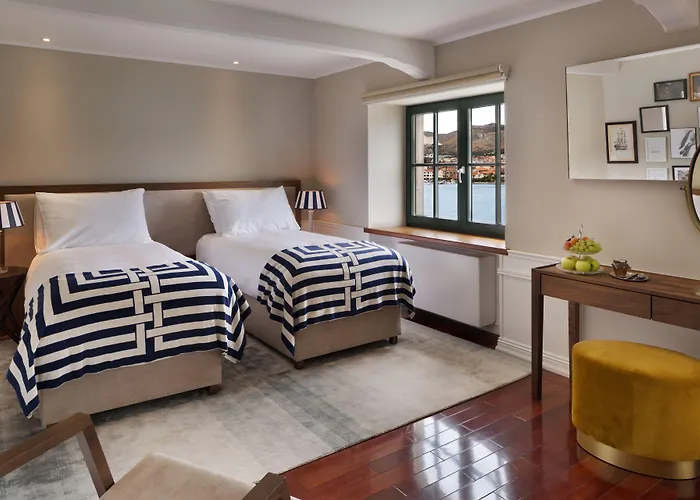 Brown House & Ξενοδοχείο 4*