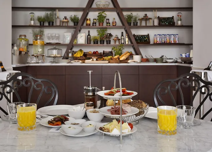 Brown House & Τρογκίρ