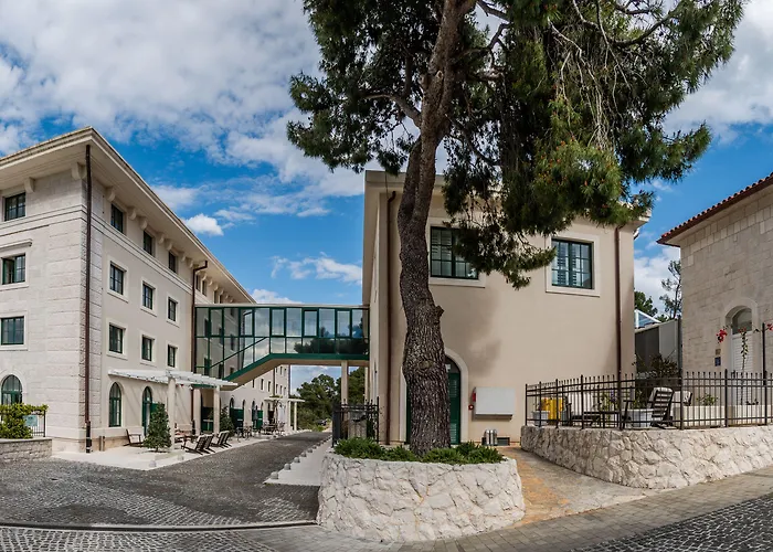 Brown House & Ξενοδοχείο 4*