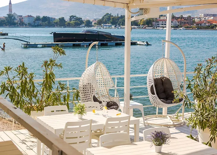 Brown House & Ξενοδοχείο 4*