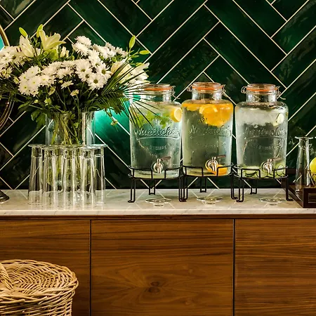 Brown House & 4* Traù